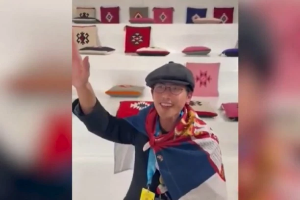 AZIJAT ODUŠEVIO NAŠOM PESMOM: Pogledajte kako peva "Veseli se srpski rode" (VIDEO)