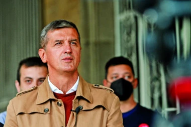 VLADIMIR TERZIĆ OPLEO PO SRBIJI U UKLJUČENJU ZA HRT! Opozicioni advokat tvrdi da država nezakonito hapsi blokadere?! - A EVO KAKO BI PROŠLI NA ZAPADU