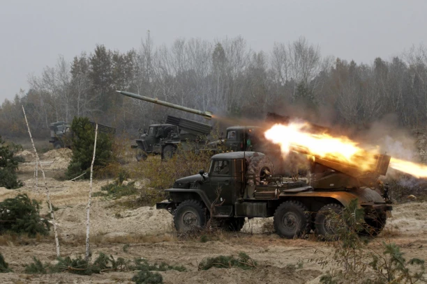 KRVOPROLIĆE NA ISTOKU UKRAJINE, GRANATIRANI LUGANSK I DONJECK! Situacija pred pucanjem, jezive scene u bivšoj republici SSSR, VOJSKA NAGOTOVS!
