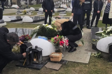 GODIŠNJICA SMRTI ŠABANA ŠAULIĆA: Neutešna porodica obavijena tugom na grobu pevača, GOCA ŠAULIĆ SLOMLJENA PLAČE, SANELA BLEDA KAO KRPA! (FOTO, VIDEO)