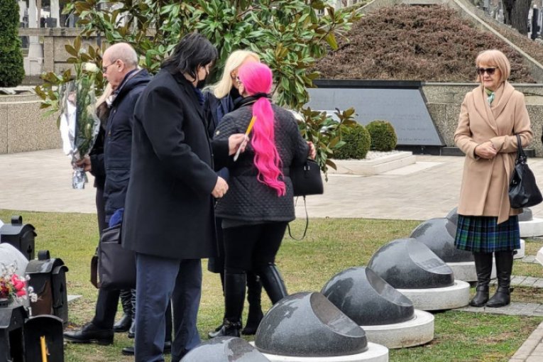 Zorica Brunclik i Kemiš na groblju