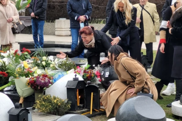 TUGA DO NEBA! POTRESNE SCENE NA POMENU: Šabanova sestra se SRUČILA OD BOLA, RIDA NA SAV GLAS: Sejina duša, jedini moj, NE MOŽE SRCE, NE MOŽE DUŠA MOJA! (FOTO)