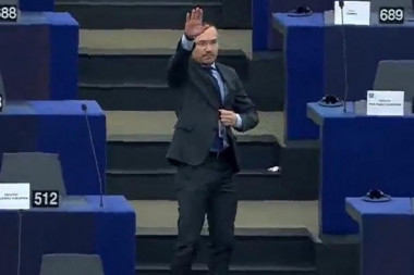 SKANDAL U EVROPSKOM PARLAMENTU! Poslanik salutirao nacističkim pozdravom, pa vikao: Živeo Orban, Fides, Kačinski i Bugari! (VIDEO)