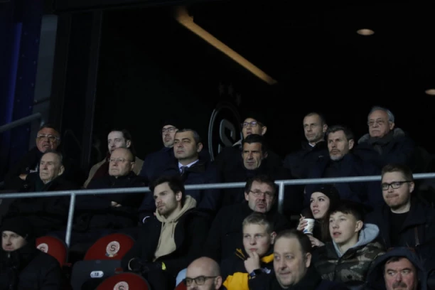 FUDBALSKI DŽET SET PRATI PARTIZAN: Legende gledaju meč u Pragu! (FOTO)