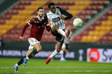 PARTIZANOV JUNAK NE SKIDA OSMEH SA LICA: Menig RAZGALIO "Grobare"!