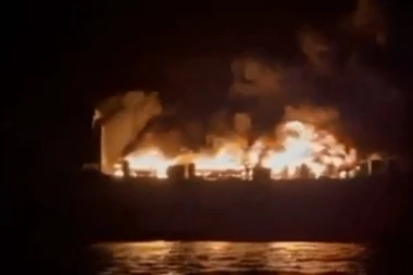 POŽAR NA TRAJEKTU SA 288 LJUDI U GRČKOJ!  U operaciju spasavanja uključeni i helikopteri! USPANIČENI NAROD NA OTVORENOM MORU U ČAMCIMA! (VIDEO)