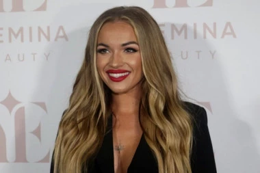 TEODORA DŽEHVEROVIĆ zapalila more: Pevačica na dasci za surfovanje zaustavlja dah! (FOTO)