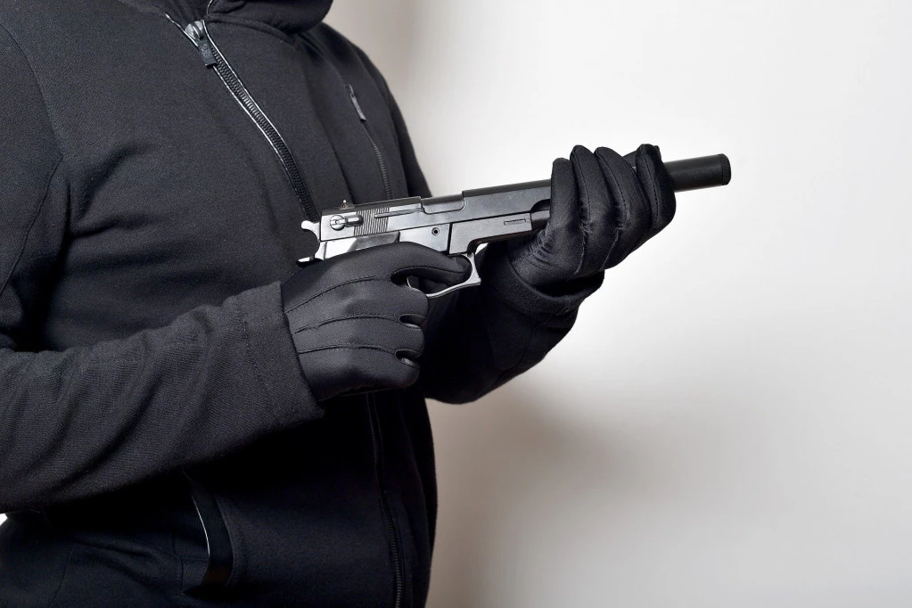 POLICIJA AKTIVNO TRAGA ZA DUŠANOM: Juče u perionici u Zemun Polju pokušao da ubije Nemanju i to zbog ljubavnih poruka!