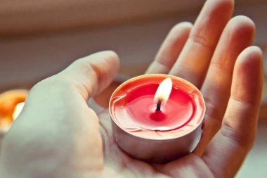 SVEĆA VAM PREBRZO IZGORI? Uz ove savete dugo ćete moći da uživate u omiljenom mirisu!