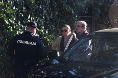 SPASEN U POSLEDNJEM TRENUTKU! Potresne scene ispred rezidencije, žena ambasadora ga NOSI U RUKAMA! (FOTO, VIDEO)