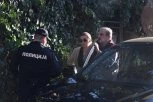 SPASEN U POSLEDNJEM TRENUTKU! Potresne scene ispred rezidencije, žena ambasadora ga NOSI U RUKAMA! (FOTO, VIDEO)