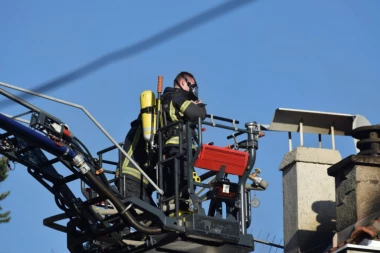 POŽAR U OBRENOVCU: Povređen radnik u komori za farbanje gde je buknula vatra
