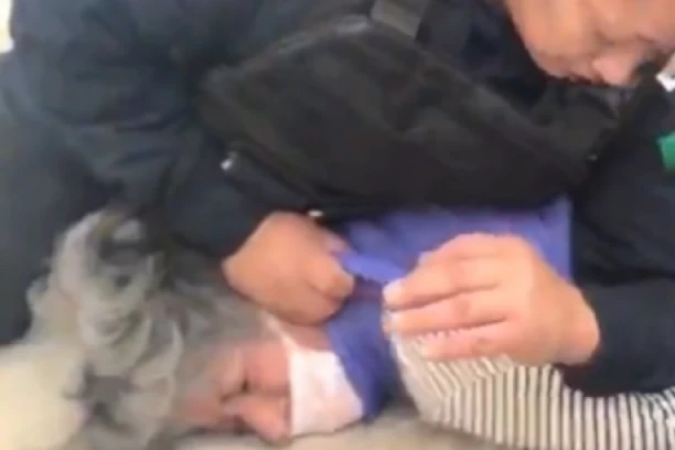 POTRESNE SCENE! POLICIJA BAKU OBORILA NA TROTOAR ZBOG PRODAJE NA ULICI: Molila sam da me puste, zastao mi je dah (VIDEO)