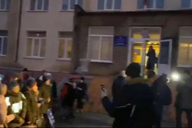 OVAKO SU MALIŠANI IZ SIROTIŠTA PREBAČENI U RUSIJU: Najavljena evakuacija žena, dece i staraca (VIDEO)