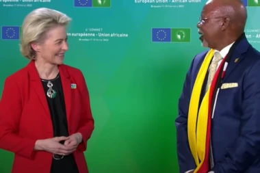 DIPLOMATSKI SKANDAL U BRISELU! General iskulirao predsednicu EK! ONA PITA DA LI BI TO URADIO DA JE NOSILA ODELO I KRAVATU! (VIDEO)