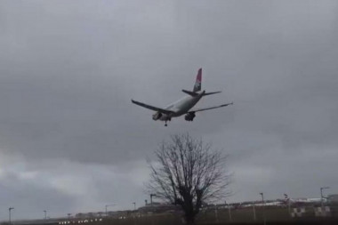 SVI SE DIVE SRPSKOM PILOTU: Prizemljio avion po JEZIVOJ OLUJI! Hiljade ljudi pratilo sletanje (VIDEO)
