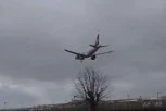 SVI SE DIVE SRPSKOM PILOTU: Prizemljio avion po JEZIVOJ OLUJI! Hiljade ljudi pratilo sletanje (VIDEO)