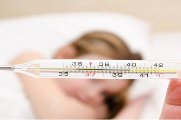 VAŽNO UPOZORENJE ZA RODITELJE! Doktorka objašnjava šta NIKAKO ne treba davati detetu ako mu je temperatura do 38,5!