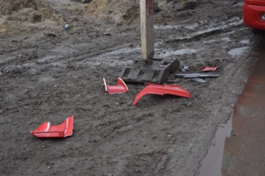 PRVE FOTOGRAFIJE TRAGEDIJE KOD RESNIKA: Zakucao se puntom u kamion, pa izašao i UBIO SE HICEM IZ PIŠTOLJA (UZNEMIRUJUĆE)