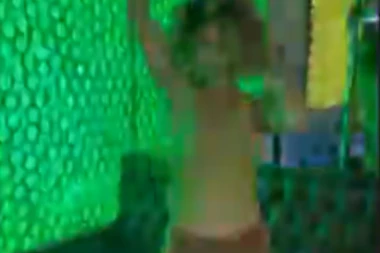 NAŠA POZNATA GLUMICA SE DOHVATILA ŠIPKE, PA ZAIGRALA VRELI PLES: Kadrovi koji su ŠOKIRALI javnost, ovo se ne viđa svaki dan! (FOTO)