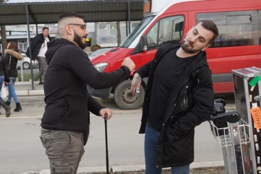 DARKO LAZIĆ SE POTUKAO NA ULICI SA PRIJATELJEM: Izbio NEVIĐENI SKANDAL, pevač kakvog do sada nisze videli! (FOTO)