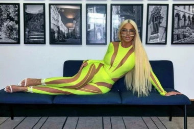 KARLEUŠA POKAZALA OŽILJAK OD OPERACIJE TUMORA, FOTKA U SAOKU ŠOKIRALA JAVNOST: Jelena bez šminke napravila HAOS na Instagramu! (FOTO)