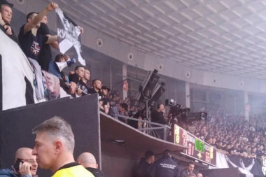 HAOS U ČAIRU, GORI LOŽA: Grobari BAKLJOM na Mijailovića i Danilovića! (VIDEO)