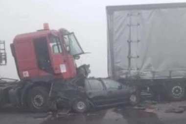 JEDNA OSOBA POGINULA!? Slike nezapamćenog lančanog sudara kod Stare Pazove! JEZIVO! (FOTO)