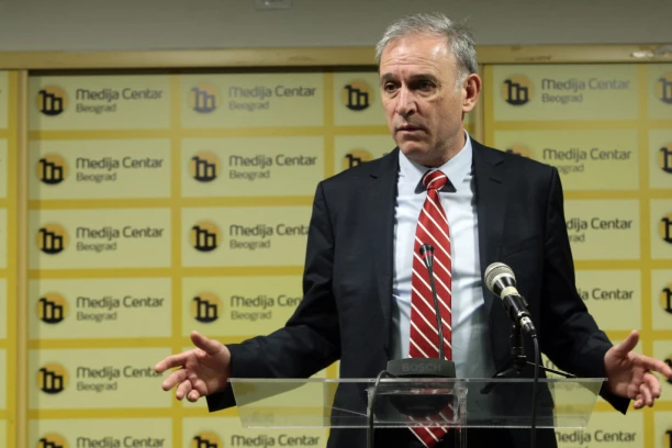 NEODGOVORNI KLOVN! Ponoš juče pričao jedno, danas drugo! (FOTO)