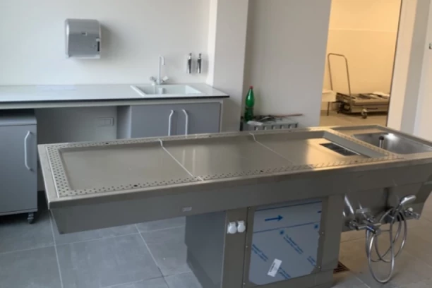 NALOŽENA OBDUKCIJA TELA MUŠKARCA KOJI JE NAĐEN MRTAV U KUHINJI: U stanu na Bežaniji pronađeno beživotno telo sa velikom posekotinom na glavi!