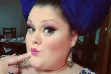 BOJANA STAMENOV SE UTEGLA U PROVIDNU HALJINU I ČIPKU! Pevačica pokazala čime raspolaže!