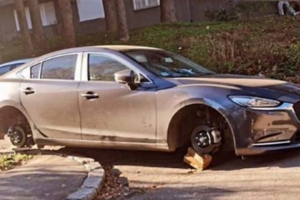 LOPOVI HARAJU KARABURMOM: Uigran tim skida  točkove sa automobila