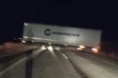 KAMION SLETEO S PUTA, TREĆI ZA 24 SATA! U Srbiji blokirana važna saobraćajnica (FOTO)