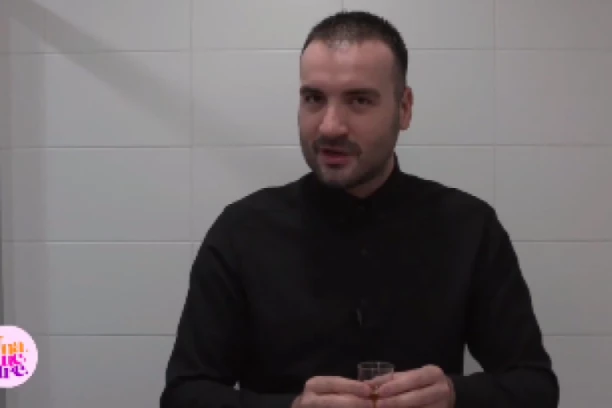 PO UZORU NA MADONU! VODITELJ POPIO SVOJ URIN U EMISIJI: Odmah mu pozlilo, trčao do toaleta! (VIDEO)