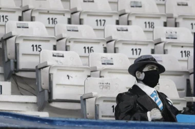 BIZARNO: Fudbalski svet u čudu, pepeo pokojnika RASUT po navijačima! (FOTO, VIDEO)