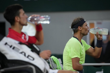 THEIR LOOKS REVEALED EVERYTHING: A close encounter of Djoković and Nadal in Madrid! (PHOTO)