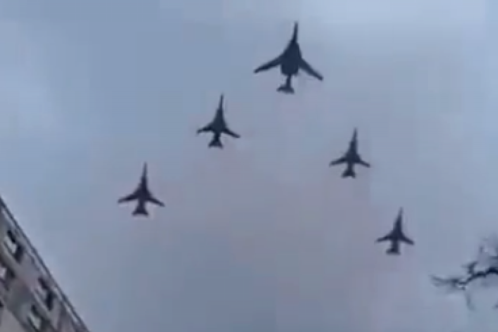 BOMBARDERI RUSKE VOJSKE IZNAD UKRAJINE: Avioni preleću, čuju se sirene za vazdušne napade (VIDEO)