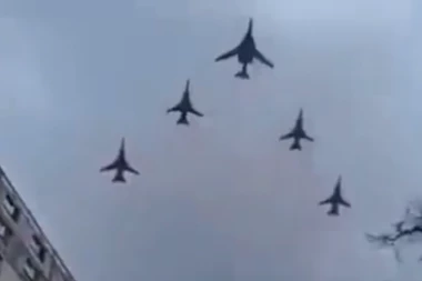 RUSSIAN ARMY BOMBERS ABOVE UKRAINE: Planes flying over, air raid sirens heard (VIDEO)