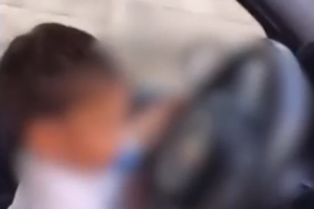 STRAVIČNA SCENA KOJA JE ZGROZILA CELU SRBIJU: Poznata srpska blogerka dala bebi da VOZI AUTO I SVE OBJAVILA NA DRUŠTVENOJ MREŽI pred 64.000 ljudi, UŽAS! (FOTO)