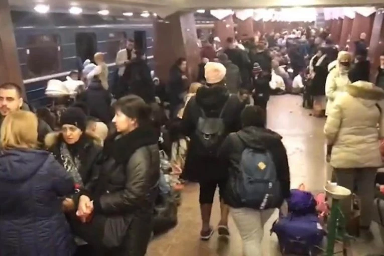 POTRESNE SCENE IZ HARKOVA: Ljudi sa decom, kućnim ljubimcima i stvarima se skupili u skrovištu (VIDEO)
