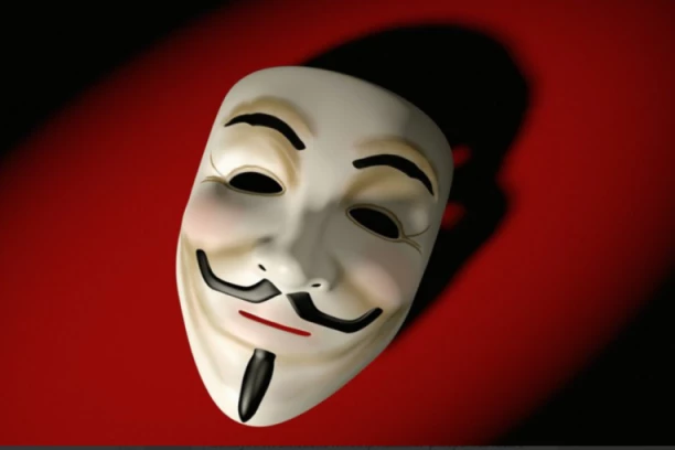 VI STE NAŠA SLEDEĆA META, OČEKUJTE NAŠU OSVETU! Jezive pretnje Srbiji stižu od Anonimusa! (VIDEO)