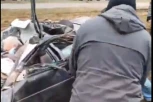 TENK PREGAZIO AUTOMOBIL U KIJEVU, VOZAČA LJUDI IZVLAČE IZ SMRSKANOG VOZILA!? Jeziv snimak, kažu da stiže iz Ukrajine! (UZNEMIRUJUĆI VIDEO)