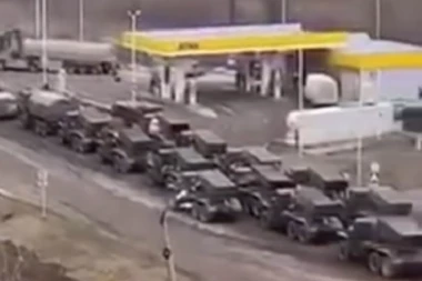 ZASTRAŠUJUĆI SNIMAK SA KRIMA! Putinovo najsmrtonosnije oružje u pripravnosti: Preko 20 termobaričkih trupa u nepreglednoj koloni (VIDEO)
