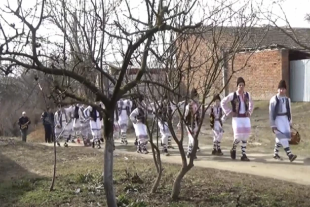 FAŠANKE U VREME BELIH POKLADA: Mladići obilaze kuće u specifičnom običaju koji se zadržao do danas (VIDEO)