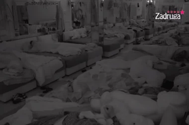 ŽESTOKO OD RANOG JUTRA: Dejan Dragojević i Aleksandra Nikolić imali VRELU AKCIJU, zadrugari DIVLJALI ispod pokrivača! (VIDEO)