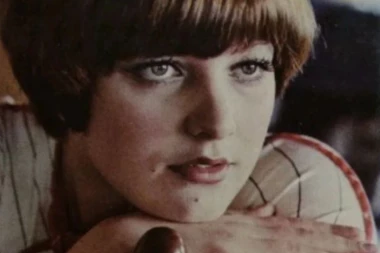 PREPOZNAJETE LI PEVAČICU SA SLIKE? Nosi epitet KRALJICE NARODNE MUZIKE, a bila je i PRVA PRATILJA na izboru za Mis Jugoslavije! (FOTO)