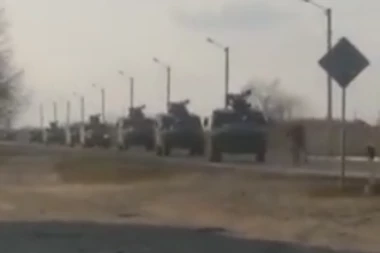 UKRAJINAC STAO ISPRED RUSKIH TENKOVA: Ponavlja se sudbina, muškarac hrabro istupio pred oklopna vozila (VIDEO)