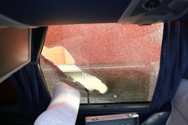 ODLOŽEN DERBI: Navijači napali autobus sa fudbalerima!