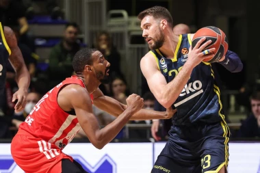 GUDURIĆ UĆUTKAO PIONIR: Brutalna trojka srpskog reprezentativca - preko DVOJICE u poslednjoj sekundi napada! (VIDEO)