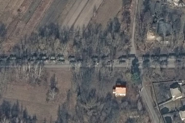 RUSKI TENKOVI GAZE SVE PRED SOBOM! Satelitski snimci koji lede krv u žilama - na 65 km od Kijeva (FOTO)